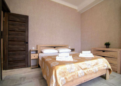 Кровать на двоих в уютных апартаментах