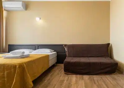 Диван-кровать в номере с хорошим видом.